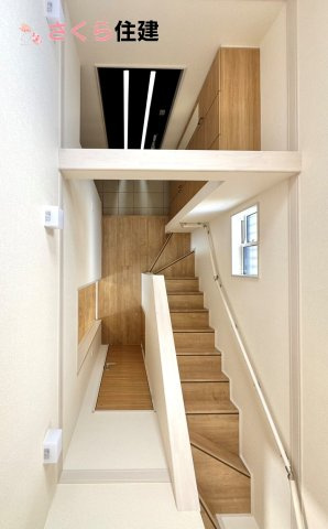 宇都宮市五代３丁目　１棟の玄関|玄関ホールは縦に抜ける視線が心地よく、コンパクトながらも開放感！ナチュラルモダンな階段スペース。