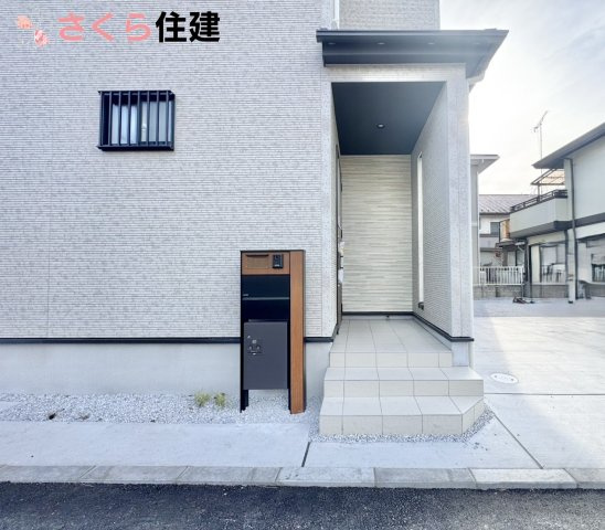 宇都宮市五代３丁目　１棟の玄関|夜間でも来訪者の顔を認識できるLEDライトを装備！ＴＶモニター付きインターフォンで安心のセキュリティ