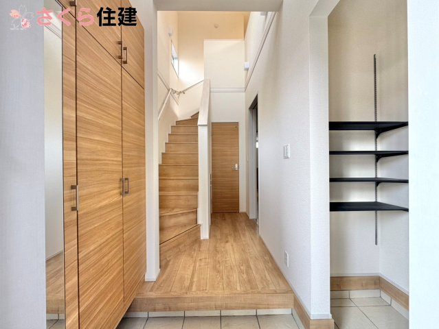 宇都宮市五代３丁目　１棟の玄関|人を迎え入れる最初の場所は清潔感がある空間にして、帰った時も『我が家』を最初に感じて貰える素敵な空間