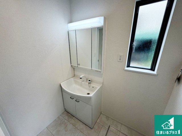 神戸市北区鈴蘭台南町　新築一戸建ての独立洗面台|清潔感のある洗面台です。フラットな鏡は掃除がしやすく毎日清潔！鏡裏には収納があるのでスッキリとした洗面台が保てます。