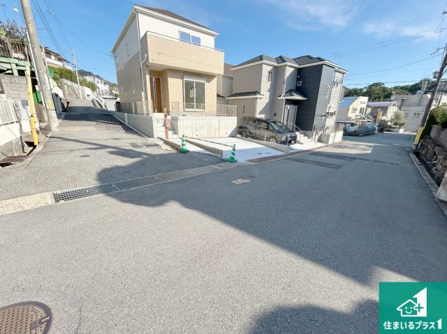 神戸市北区鈴蘭台南町　新築一戸建ての前面道路含む現地写真|周辺は閑静な住宅街！前面道路広々で車の出し入れも便利です。駐車が苦手な方でも安心して車庫入れできます！