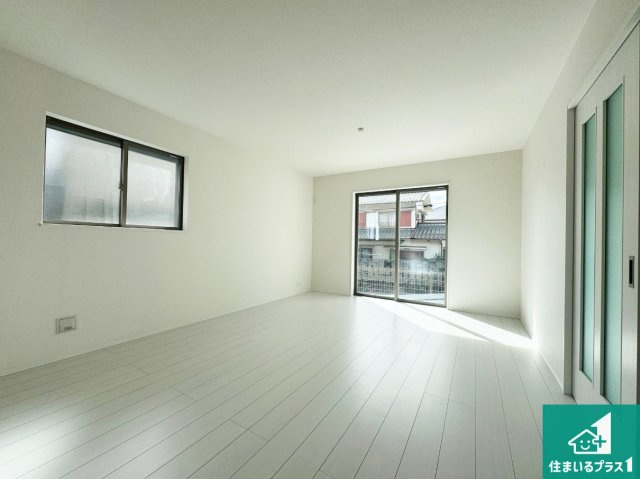 神戸市北区鈴蘭台南町　新築一戸建ての居間・リビング|日当たり良好の明るいリビングで朝の目覚めもスッキリできそう！対面キッチンでご家族のコミュニケーションも自然と増える設計！小さなお子様が遊ぶスペースを作っても広々とくつろげるLDK！