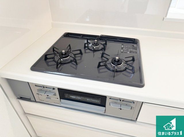 神戸市北区鈴蘭台南町　新築一戸建ての設備|ダブル高火力Ｓｉセンサー付きコンロ！３口あるので、まとめて料理をする時も大活躍！