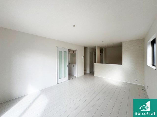 神戸市北区鈴蘭台南町　新築一戸建ての居間・リビング|シンプルなリビングは、観葉植物等のインテリアを楽しめますね！パパ好みにも、ママ好みにも家具次第で雰囲気を変えることができます！