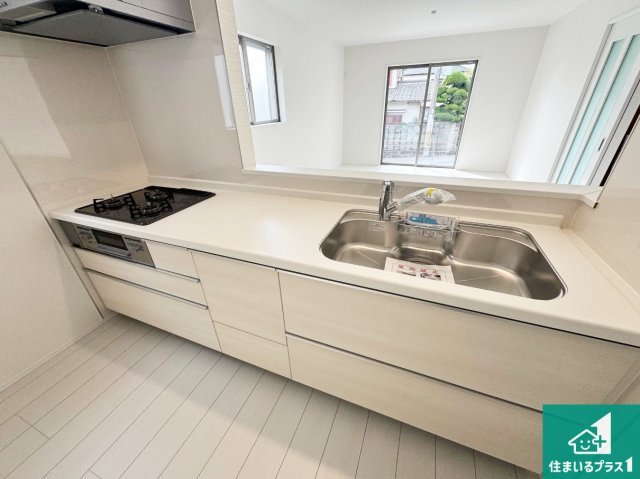 神戸市北区鈴蘭台南町　新築一戸建てのキッチン|リビングと統一感があり、使い勝手のいいキッチン。広々としているので、二人並んで作業が出来ちゃいます。お子様と一緒に色々なお料理に挑戦できるスペースがあります。