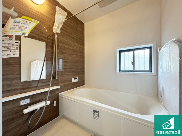 神戸市北区鈴蘭台南町　新築一戸建ての浴室|足をゆったり伸ばして寛げる浴槽です。窓が設けられていますので差し込む光が明るく穏やかな雰囲気にしてくれます♪浴室乾燥機も設置しているので、雨の日の洗濯物も安心です♪