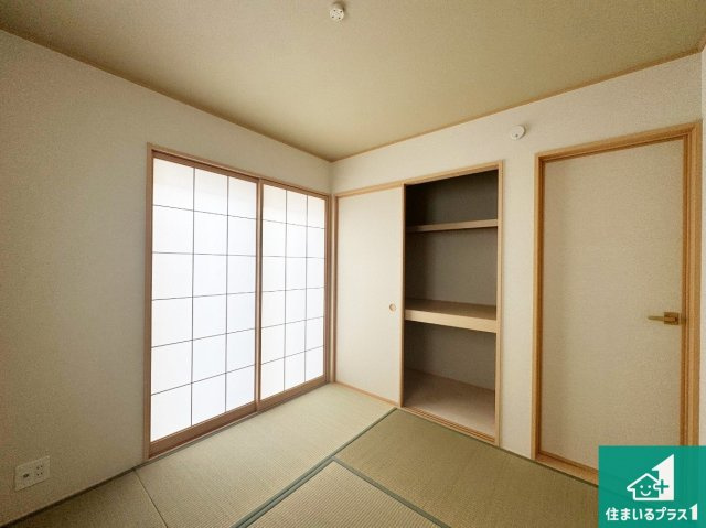 神戸市北区鈴蘭台南町　新築一戸建ての和室|一室あると便利な和室は客間としてだけでなく、小さなお子様のプレイルームや食後のくつろぎスペースとしてもご利用いただけます。収納もついていますので大活躍間違いなし！
