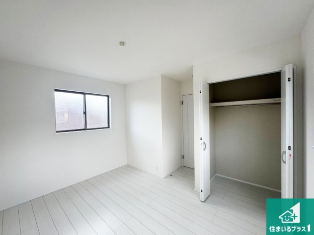 神戸市北区鈴蘭台南町　新築一戸建ての洋室|収納スペースが充実しているので子供の成長に合わせてたくさん収納ができます！家族構成に合わせた様々な活用ができる収納！