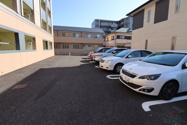 川口市北原台１丁目の賃貸マンションの駐車場|駐車場があるので、車を買う予定の方も安心です