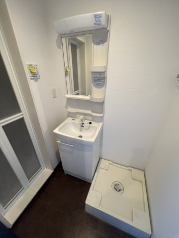 リバーパーク三郷の洗面所|明るい洗面所です