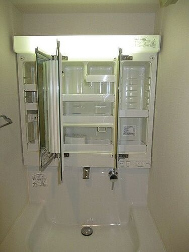 ライオンズガーデン大宮日進第２の洗面所|3面鏡、背面収納　※前回募集時2020年1月撮影