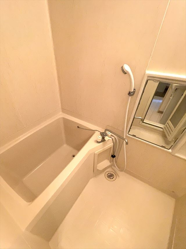 コーポマツノキ四番館の浴室|落ち着いた空間のお風呂です