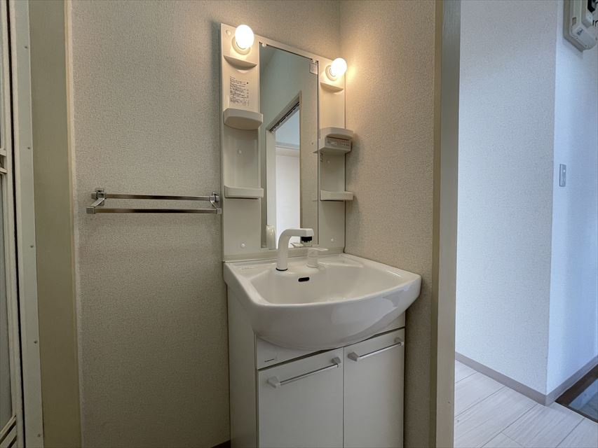 コーポマツノキ四番館の独立洗面台|独立洗面台、小物を置くことができて便利です
