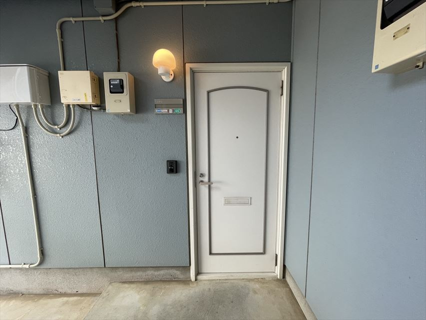 コーポマツノキ四番館の玄関|収納もある玄関です