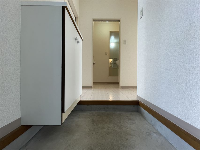 コーポマツノキ四番館の玄関|収納もある玄関です