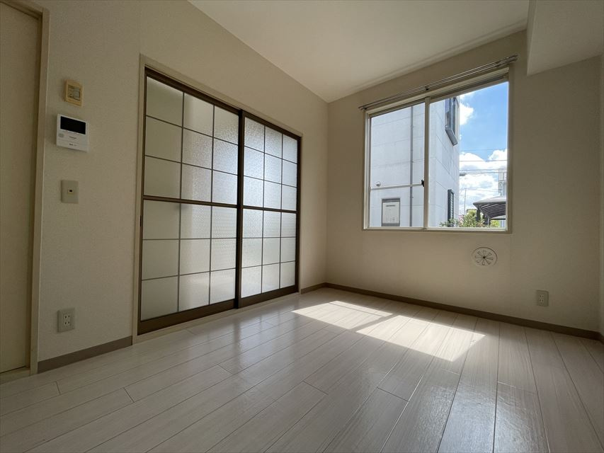 コーポマツノキ四番館の居間・リビング|使いやすい居間です