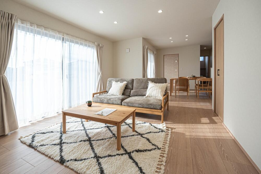 万代ホーム様　西浜新築一戸建ての居間・リビング|南側のガラス窓は横幅約2.5m　日差しを多く取り込んでとても明るい造りです