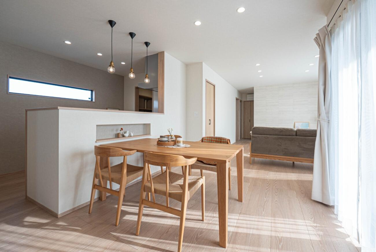 万代ホーム様　西浜新築一戸建ての居間・リビング