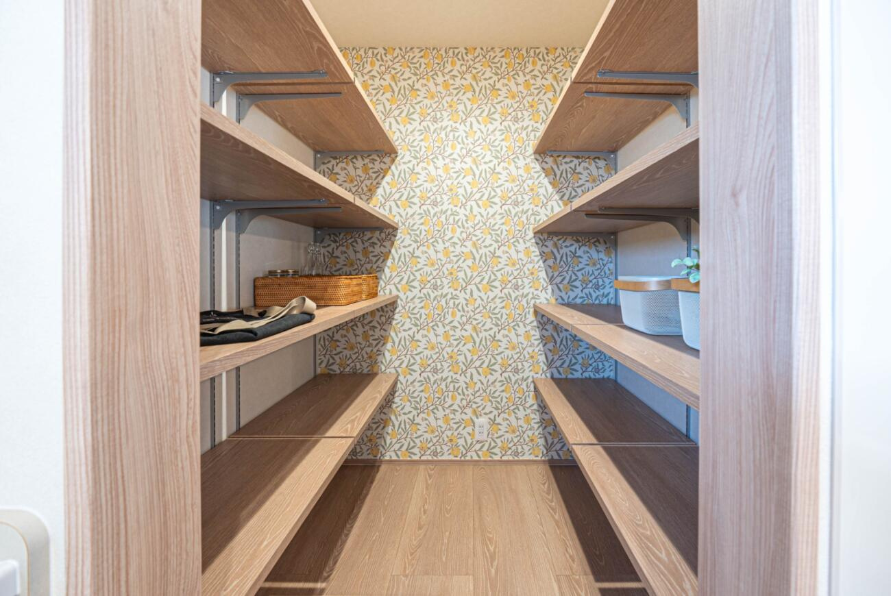 万代ホーム様　西浜新築一戸建ての収納|キッチン横の2帖パントリーで収納力UP＆動線スッキリ！