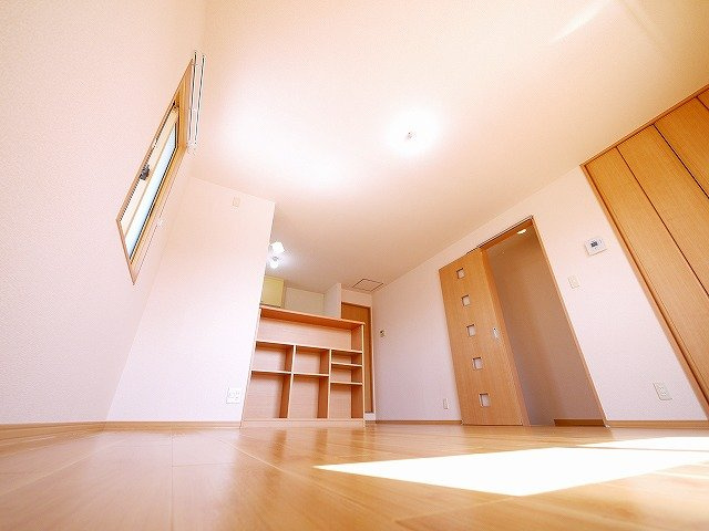 サル　ドセジュールの寝室|窓が大きく採光充分です