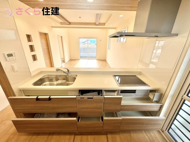 ブルーミングガーデン 下野市川中子　2号棟のキッチン|キッチン下収納は奥まで引き出せるので、大きく屈まなくても楽に必要なものがパッと取り出せます！							
