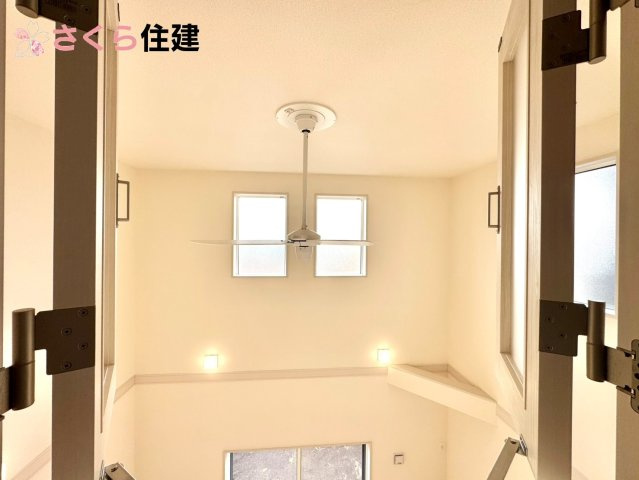 ブルーミングガーデン 下野市川中子　2号棟のその他共用部分|洋室から見える吹き抜け空間！写真も映えますね♪