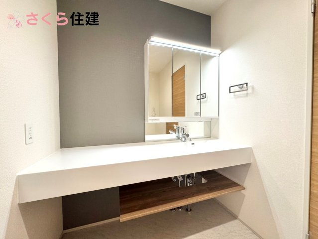 ブルーミングガーデン 下野市川中子　2号棟の洗面所|ゆとりある広さの洗面所。両サイド収納の洗面台で、二人ならんで同時の身支度もスムーズです