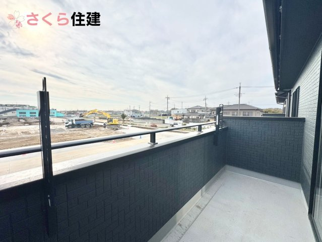 ブルーミングガーデン 下野市川中子　2号棟のバルコニー|ワイドバルコニー♪家族全員分の布団もゆったり並べられるます♪
