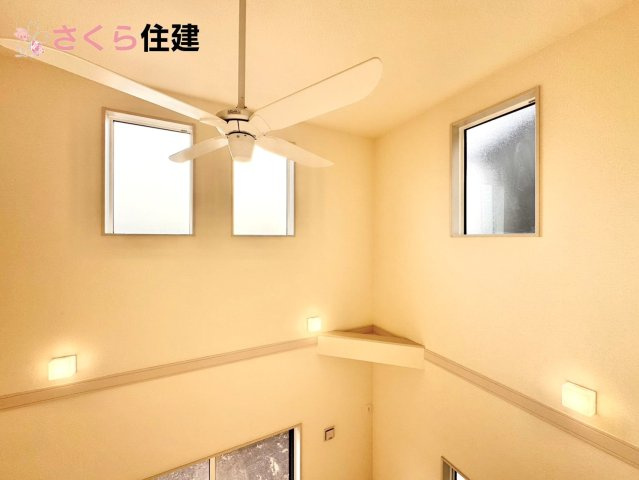 ブルーミングガーデン 下野市川中子　2号棟の居間・リビング|ゆったりとした時間の流れる吹き抜け開放的なくつろぎの空間。