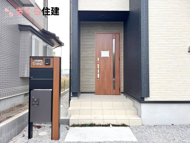 ブルーミングガーデン 下野市川中子　2号棟の玄関|夜間でも来訪者の顔を認識できるLEDライトを装備！ＴＶモニター付きインターフォンで安心のセキュリティ