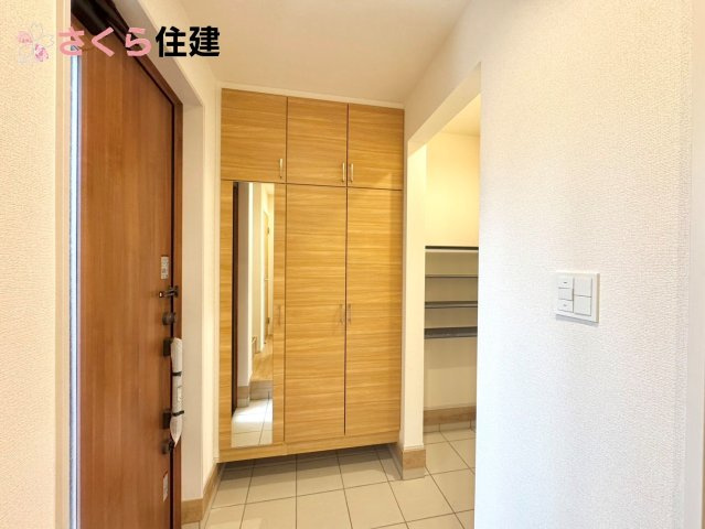 ブルーミングガーデン 下野市川中子　2号棟のその他|同社施工物件の写真です。室内にいても、たっぷりの陽光を感じて頂ける、開放感あふれるリビングです。 										
