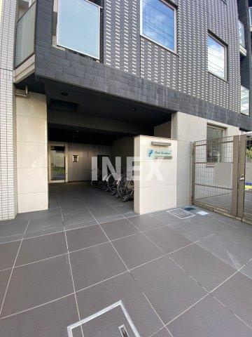 横浜市神奈川区東神奈川１丁目の賃貸マンションのエントランス