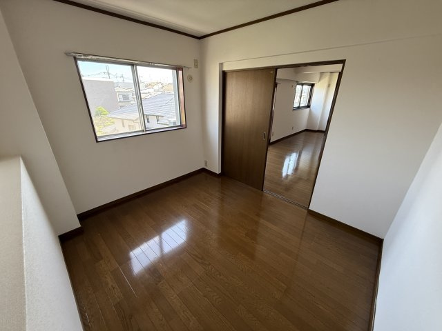 第一尾形マンションの洋室