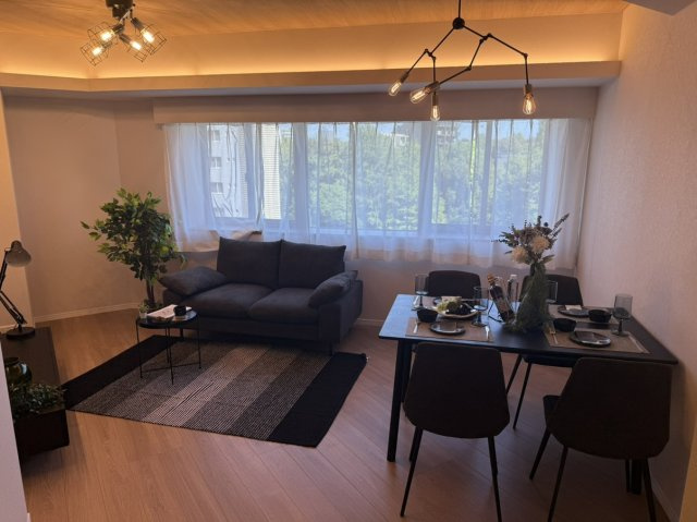 ルネッサンスタワー上野池之端の居間・リビング|リビングダイニング（設置されているインテリア家具はディスプレイ用になります）