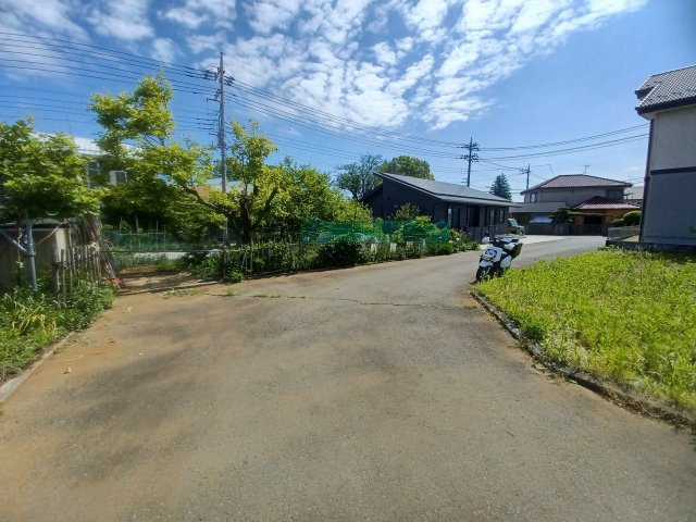 下唐子1621番54　土地の前面道路含む現地写真|幅員約12.2ｍ、北側の公道に接しています。
