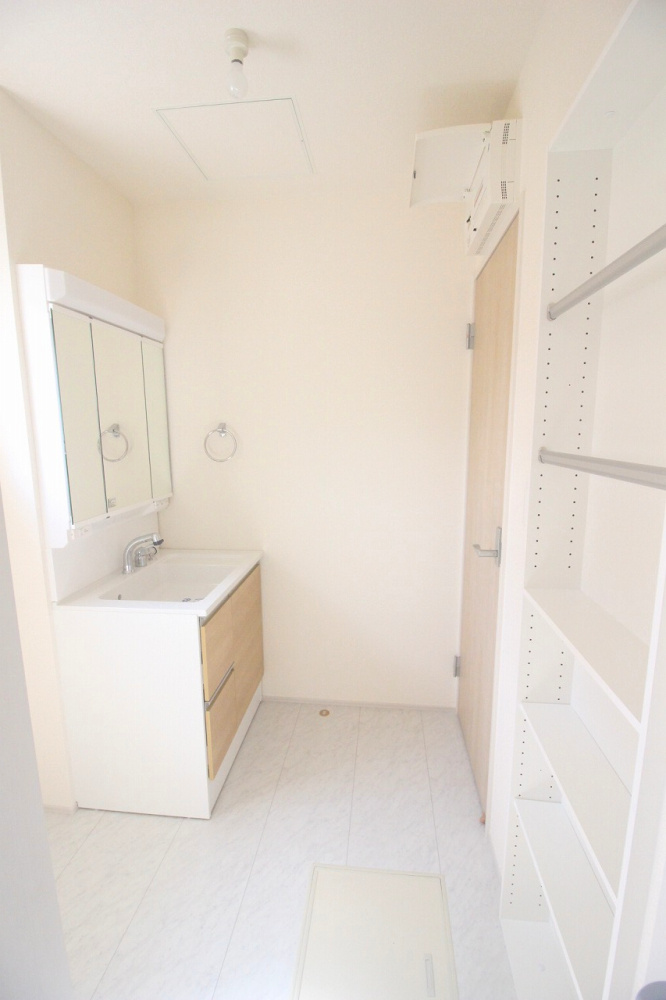 小山市西城南7丁目　第5　1号棟の脱衣所|脱衣所には可動棚があり、タオルや洗剤を整理するのに便利！使い勝手の良さが毎日の家事をサポートしてくれます。