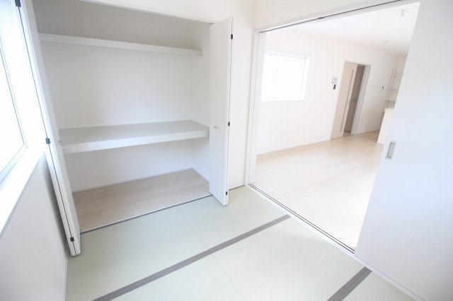 小山市西城南7丁目　第5　1号棟の和室|和室には便利な収納付き！布団や季節物をしまえて、お部屋を広くすっきり使えるのがうれしいですね。