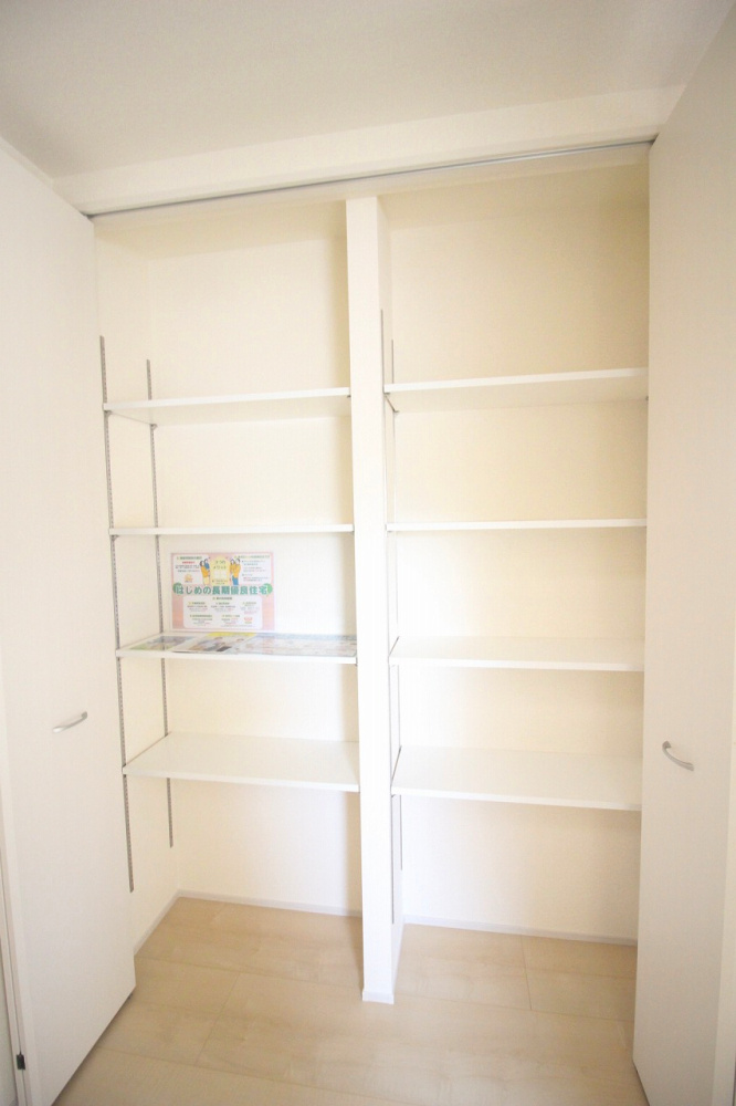 小山市西城南7丁目　第5　1号棟の玄関|大容量の玄関収納！靴はもちろん、アウトドア用品や傘もまとめてしまえて玄関まわりがすっきり保てます。