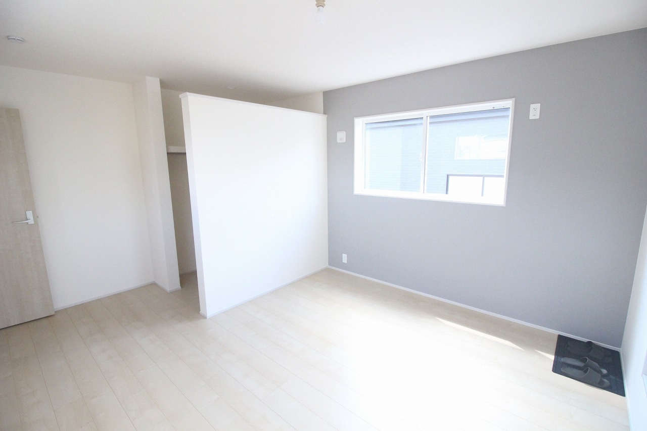 小山市西城南7丁目　第5　1号棟の寝室|落ち着いた雰囲気を演出するアクセントクロス付き！南向きの窓から光が入り、心地よい寝室空間になっています。