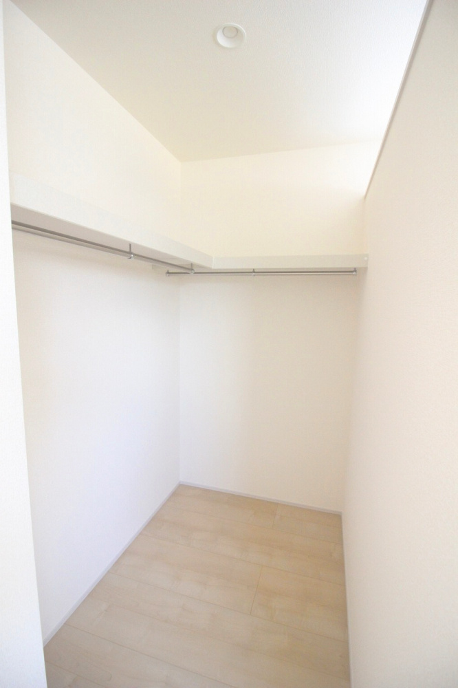 小山市西城南7丁目　第5　1号棟の収納|大容量のウォークインクローゼット！丈の長いコートやワンピースも掛けられ、季節ごとの衣替えもラクにできます。