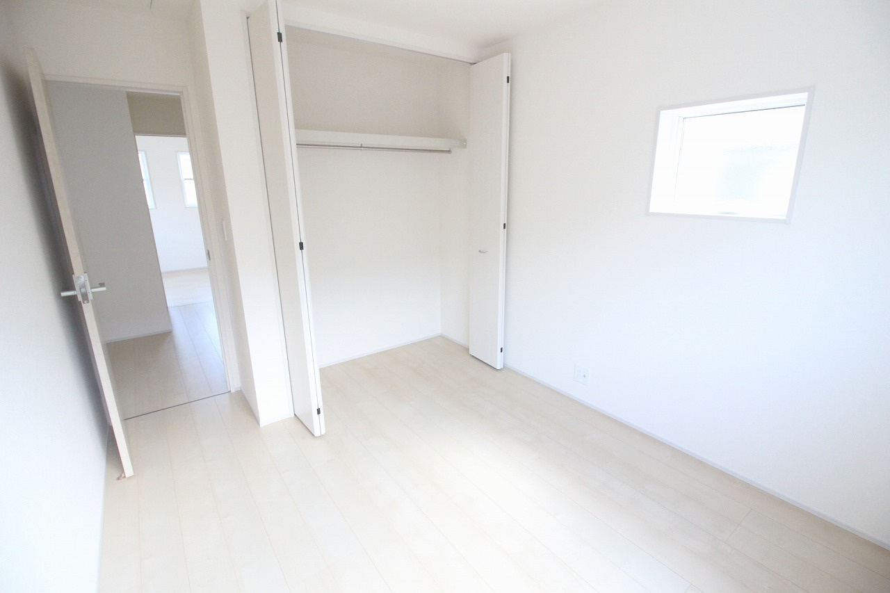 小山市西城南7丁目　第5　1号棟の子供部屋|クローゼット付きの5.3帖洋室。子ども部屋や書斎にもぴったりで、すっきり片付けられるのが嬉しいですね。