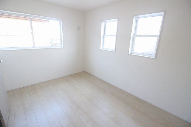 小山市西城南7丁目　第5　1号棟の洋室|2階南東側の洋室6帖！3面採光でとても明るく、朝日が入る気持ちのいいお部屋です。