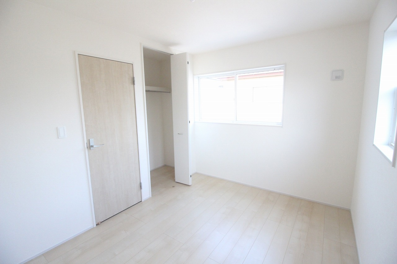 小山市西城南7丁目　第5　1号棟の洋室|クローゼット完備でお洋服や荷物もすっきり片付けられます。居室スペースを広く使えるのがうれしいですね。