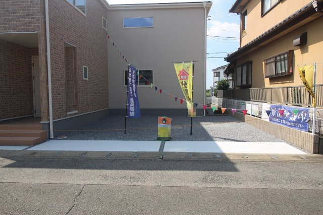 小山市西城南7丁目　第5　1号棟の駐車場|並列で2台駐車できるゆとりのスペース！来客用としても安心で、普段の出し入れもスムーズに行えますよ。