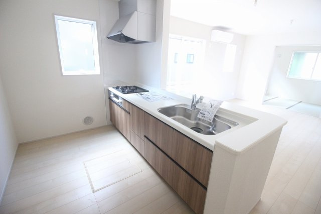 小山市西城南7丁目　第5　1号棟のキッチン|対面式システムキッチン。料理中もリビングや和室の様子が見え、家族との会話も楽しめます。