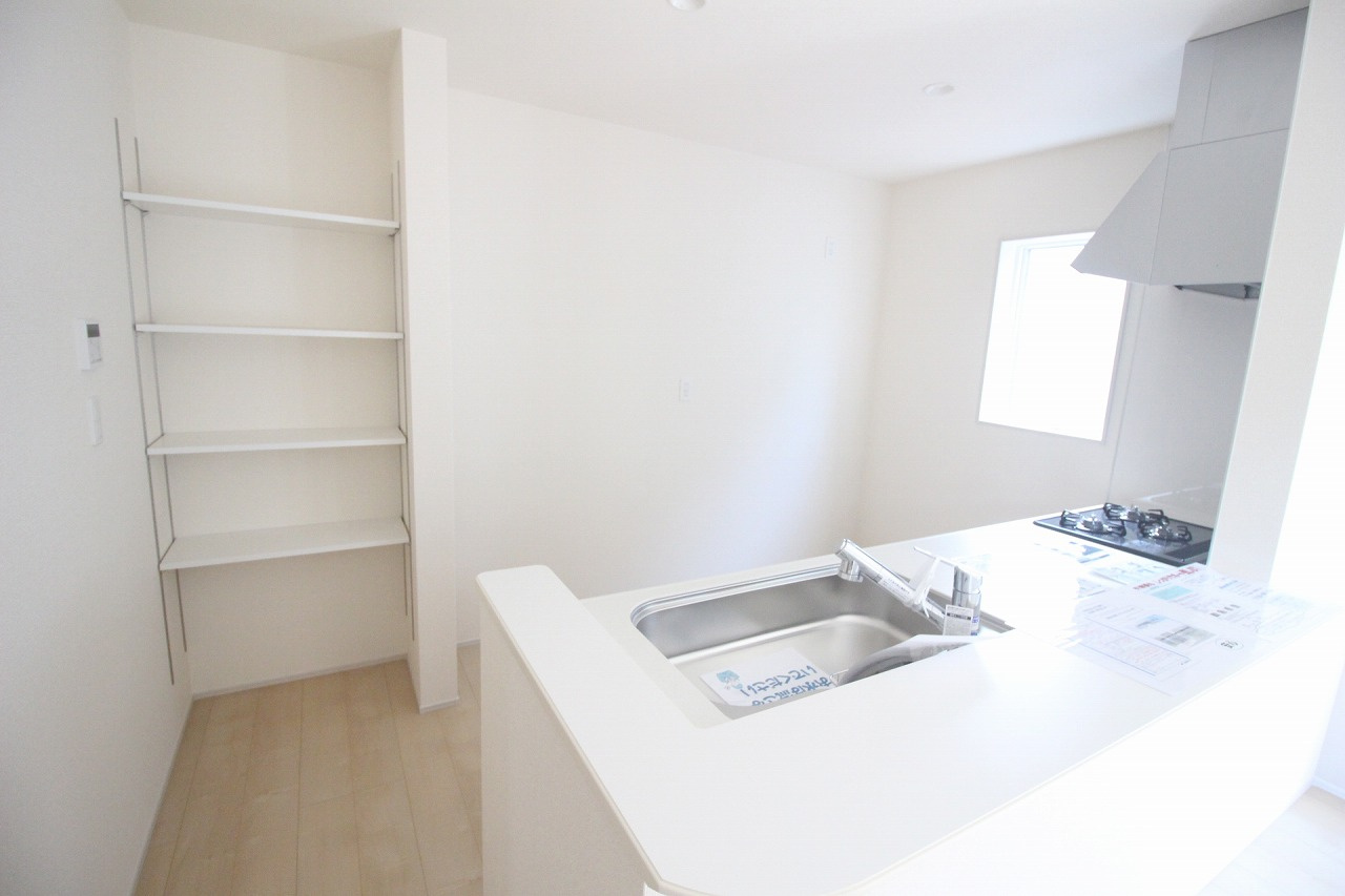 小山市西城南7丁目　第5　1号棟のキッチン|キッチン横の可動棚付き収納！食材のストックや調理器具をまとめて置けるので、毎日の家事がぐっとラクになります。