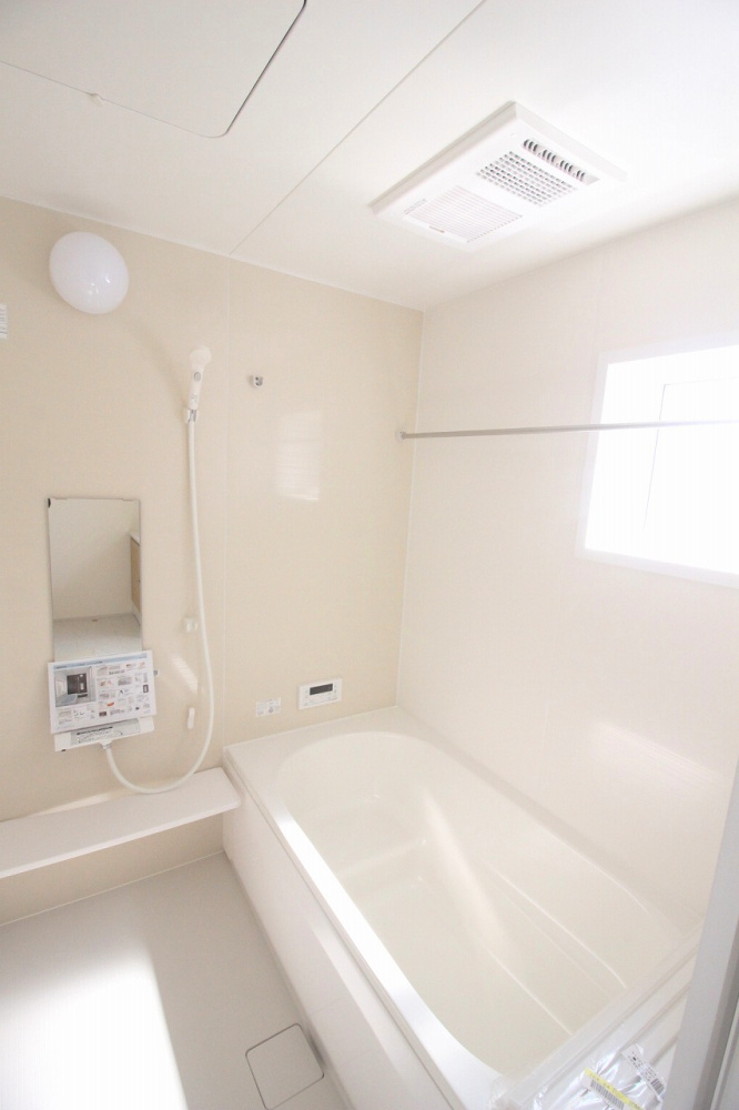 小山市西城南7丁目　第5　1号棟の浴室|明るく清潔感のある浴室！浴室乾燥機付きで雨の日のお洗濯も安心。ゆったり湯船でくつろぎの時間を楽しめます。