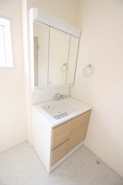 小山市西城南7丁目　第5　1号棟の独立洗面台|三面鏡付きの洗面化粧台。朝の身支度がしやすく、収納もしっかりあるので小物もすっきり片付きますね！