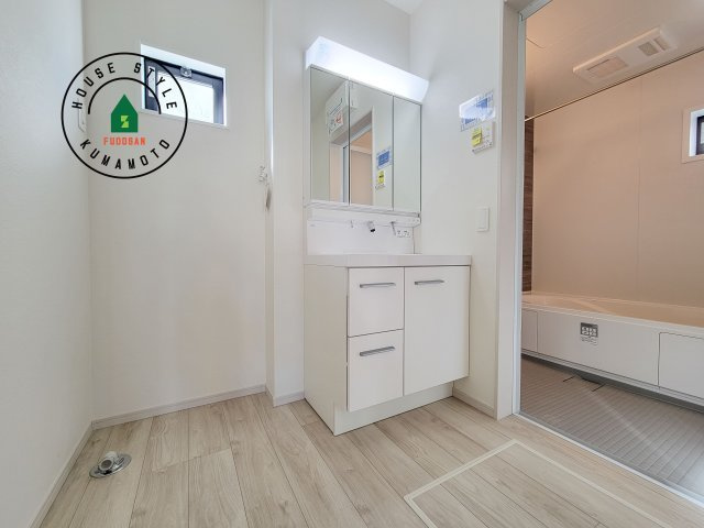 合志市幾久富第1-2棟（2号棟）　の脱衣所|ゆとりの洗面スペースで朝の身支度もスムーズに。暮らしを快適に変えるシャワー付洗面台です！