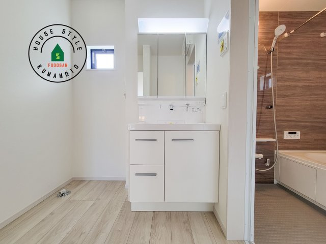 合志市幾久富第1-2棟（2号棟）　の独立洗面台|毎日使うものだから清潔な空間を保ちたい水回り。洗面にはそんな願いを解消させてくれる収納アイデアが満載です。三面鏡の裏側にはキャビネットが現れ小物から背の高い物まで収納できます。